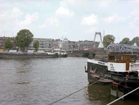 1980-4080 De Koningshaven, gezien vanuit de Stieltjesstraat in de richting van de Prins Hendrikkade bij de Koninginnebrug.