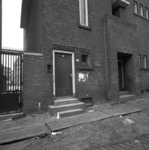 1980-4147 De toegangsdeur tot het gemeentebadhuis aan de Bruijnstraat 47b.