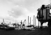 1980-581 Sint-Jobshaven uit de noordwesten, in de richting van de Nieuwe Maas. Links de Sint-Jobstraat en rechts de ...