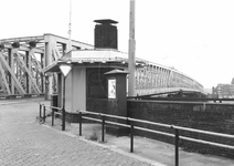 1981-1122 De oprit van de Willemsbrug over de Nieuwe Maas aan de zijde van de Boompjes, bij de gedenkplaat voor de ...