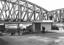 1981-1127-TM-1129 Laatste werkzaamheden aan de oprit van de Willemsbrug aan de zijde van de Boompjes, in verband met de ...