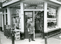 1981-1197 De heer Boeff bij de kruidenierswinkel aan de Waterloostraat, op de hoek met de Polanenstraat.
