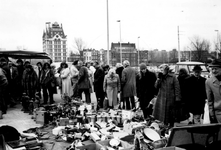 1981-1220,-1221 De tijdelijke weekmarkt aan het Groenendaal.Op de achtergrond het Witte Huis.Van boven naar beneden ...