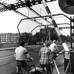 1981-1436-EN-1437 Gezichten op de Mathenesserbrug bij de Delfshavense Schie. Het fietspad aan de noordkant.Afgebeeld ...