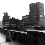 1981-1446 Gezicht op de zuidzijde van het Mathenesserplein nabij de Mathenesserbrug vanaf de oprit.