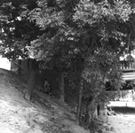 1981-1447 Spangesekade, doorgang onder de Mathenesserbrug. Links de trap naar de brug.