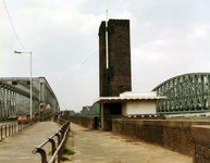 1981-1674 Gezicht op de Willemsbrug, in de richting van de noordelijke Maasoever, met rechts het ...