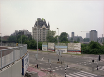 1981-1701 Maasboulevard, ten hoogte van het Oudehoofdplein. op de achtergrond links het Witte Huis en de Sint-Laurenskerk.