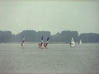 1981-1941 Met de surfplank zeilen op de Kralingse Plas.