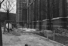 1981-277 Uitbreiding van de Sint-Laurenskerk.Op de achtergrond het spoorwegviaduct over de Binnenrotte en het ...