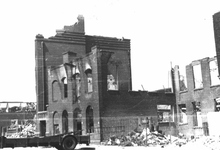 1981-2876 Restanten van het pand aan de Zalmstraat en op de hoek van het Willemsplein, na het bombardement van 14 mei 1940.