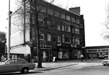 1982-1172 Panden aan de zuidzijde van het Mathenesserplein met rechts het postkantoor.