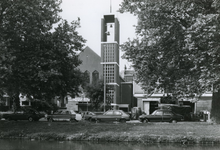 1982-1219 De gereformeerde kerk aan de noordzijde van de Boezemsingel.