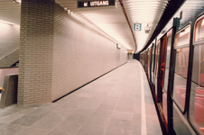 1982-1300-TM-1304 Interieurs van het metrostation Coolhaven.Afgebeeld van boven naar beneden:-1300: perron en ...