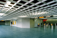1982-1305-TM-1309 Interieurs van het metrostation Coolhaven.Afgebeeld van boven naar beneden:-1305: toegang;-1306: ...
