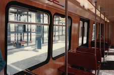 1982-1423 Uit een metroraam doorkijk op een perron.