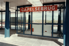 1982-1424 Bord Capelsebrug op het metrostation.