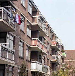 1982-1437 De achterkant van woningen aan de Feijenoordkade.