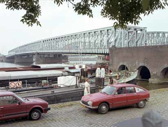 1982-1438 De achterkant van woningen aan de Feijenoordkade.