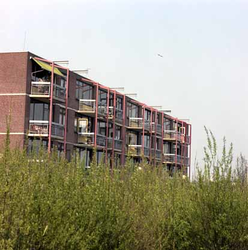 1982-1439 De achterkant van woningen aan de Feijenoordkade, gezien vanaf de Feijenoordbrug.