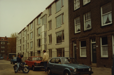 1982-1463 Oude en nieuwbouwwoningen in de Van Reynstraat, richting Paul Krugerstraat.