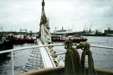 1982-3655 De Nieuwe Maas bij de Westerkade-Veerhaven met rechts de Wilhelminakade met het terrein van de ...