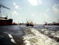 1982-3670 Gezicht op de Nieuwe Maas bij de Keilehaven.Rechts het terrein van het Gemeente-Energiebedrijf ( GEB ) aan de ...