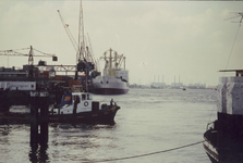 1982-3722,-3723 Gezicht op de Nieuwe Maas met links de Wilhelminakade bij de Spoorweghaven en op de achtergrond het ...