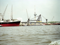1982-3777 Gezicht op de Nieuwe Maas bij het terrein van de Koninklijke Rotterdamse Lloyd aan de Lloydkade.Op de ...