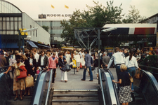 1982-4095-TM-4102 Het Beursplein met markt.Op de voorgrond een deel van de (rol) trappen van het metrostation Beurs.Van ...