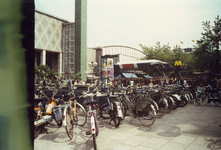 1982-4115-TM-4119 Het Beursplein.- 4115: Op de voorgrond ( brom ) fietsenstaling en de roltrap van metrostation Beurs, ...
