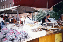 1982-4140 Viskraam op de markt op de Binnenrotte.