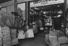 1982-919 Het magazijn van Vreugdenhil aan de Industrieweg, Groothandelsmarkt (Spaanse Polder).