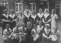 1983-1004 Weesmeisjes van het Gereformeerd Burger Weeshuis aan de Goudsewagenstraat.