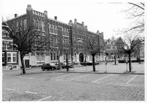 1983-2263 Gezicht op de 's-Gravendijkwal met de Rotterdamse Avondscholengemeenschap in het oude HBS-gebouw.