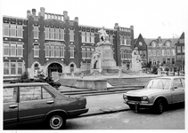 1983-2268 Het monument Van 't Hoff en het oude HBS-gebouw ( Rotterdamse Avondscholengemeenschap ) aan de 's-Gravendijkwal.