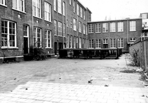 1983-2282 Binnenplaats van de Rotterdamse Avondscholengemeenschap (voormalig H.B.S.-gebouw) aan de 's-Gravendijkwal.