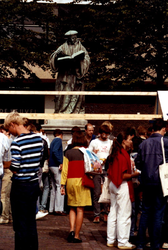 1983-2695,-2696 Studentenbijeenkomst bij het standbeeld van Erasmus op het Grotekerkplein.Van boven naar beneden ...