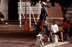 1983-2701 Het Grotekerkplein met op de achtergrond een ingang van de Sint-Laurenskerk en een informatiebord over ...