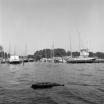 1983-2753 Een jachthaven aan de Kralingse Plas.