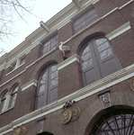 1983-3109 Het symbool van de firma De Ooievaar, het pand aan westzijde van de Voorhaven.