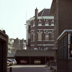1983-3133 Gedeelte van de katoen fabrieksgebouw aan de Honingerdijk.