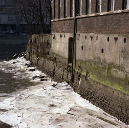 1983-3134 Achterzijde van de katoen fabrieksgebouw aan de Honingerdijk.