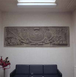 1983-3143 Een gevelsteen, afkomstig uit het oude pand van Brandspuitenfabriek 'A. Bikkers & zoon' aan de Nijverheidstraat.