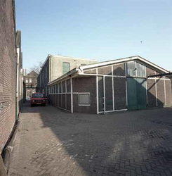1983-3149 De werkplaats van de brandspuitenfabriek 'A. Bikkers & zoon' aan de Nijverheidstraat.
