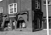 1983-3232 Modewinkel in de Bilderdijkstraat in een voormalig filiaal van broodbakkerij De Korenschoof.
