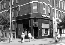 1983-3240 Snoepwinkel van Jamin aan de Eerste Middellandstraat nummer 97b.