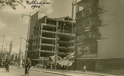1983-3328 De door het Duitse bombardement van 14 mei 1940 getroffen Schiedamsesingel met het zwaar beschadigde ...