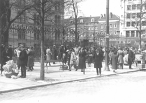 1983-3648 De Coolsingel met een menigte bij het Coolsingelziekenhuis.Op de achtergrond de Van Oldenbarneveltstraat.