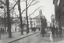 1983-3720 De Gedempte Glashaven.Op de achtergrond de Wijnhaven, de Regentessebrug en de Posthoornstraat met de Lutherse kerk.